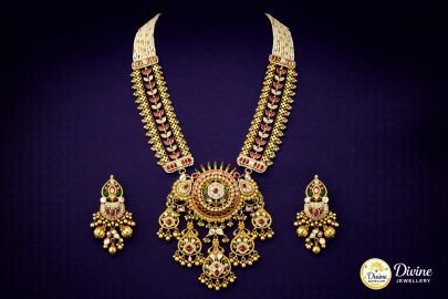 DIVINE Sacred Temple Heritage Rani Haar – Grand Architectural Medallion with Emerald & Pearl Strands