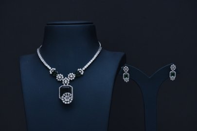 Divine Royal Emerald Halo Diamond Necklace Set with Matching Earrings – Luxury Bridal & Party Wear Jewellery